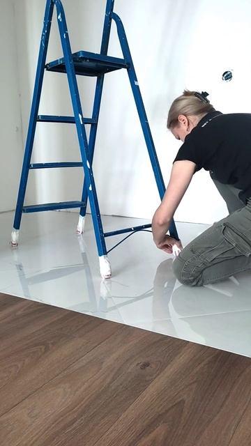 Чтобы не повредить ламинат#стремянка #стремянкацарап?