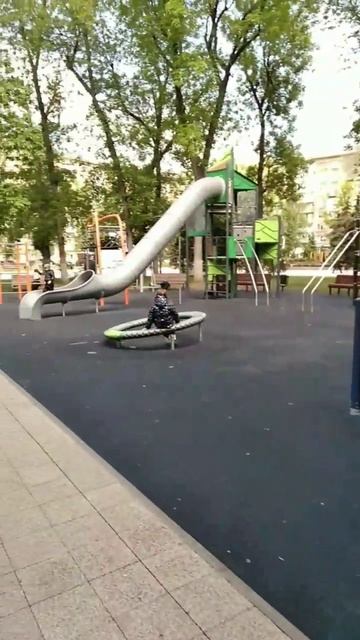 В центре города Саратова детская площадка.