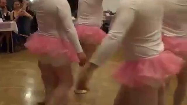 러시아 아버지들의 유쾌한 유치원 행사 (Лебединое озеро пап)