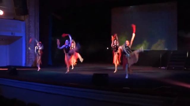 Модниц развлекали танцевальные коллективы