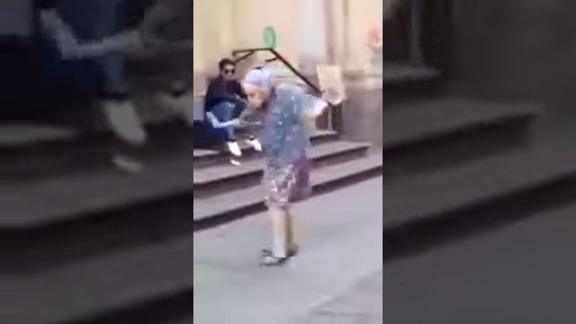 Старая бабка танцует