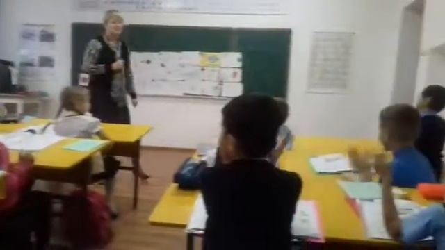 Танцует на уроке музыки
