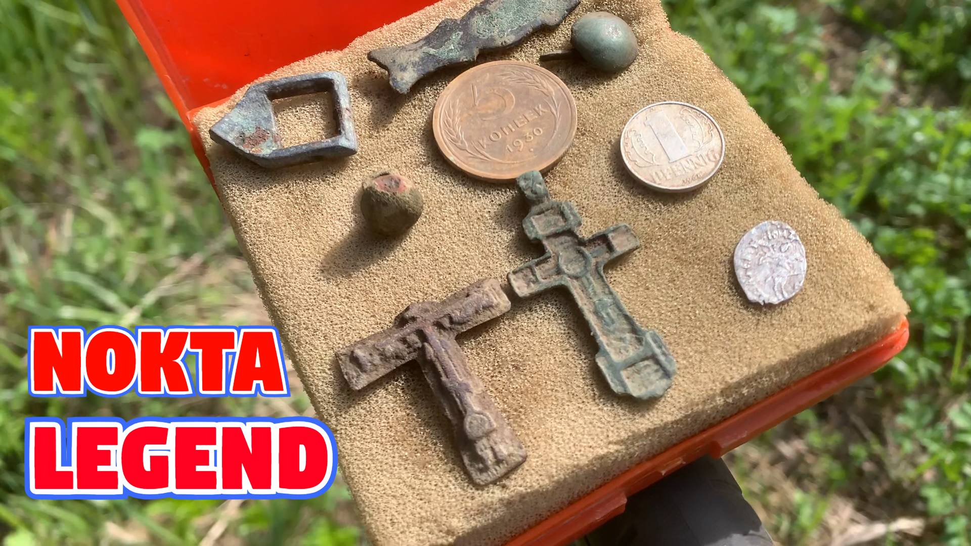 Поиск монет у ручья.