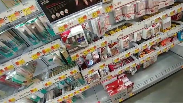 США. Южн.Каролина. Овощи, ногти, мальчик в платье.