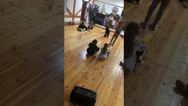 Дети на тренировке по хип-хоп. Хип-хоп дети