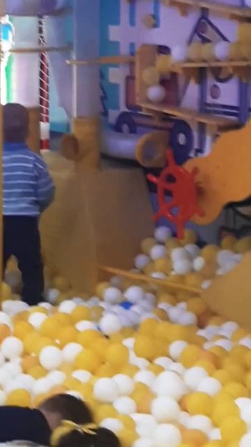 Серафиму 2 года. В игровом центре 