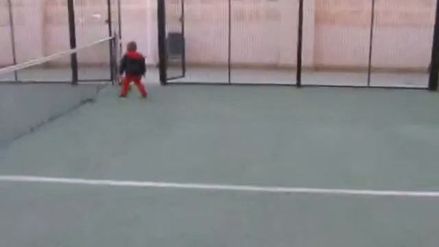 Алекс и Пако на площадке играют в футбол.