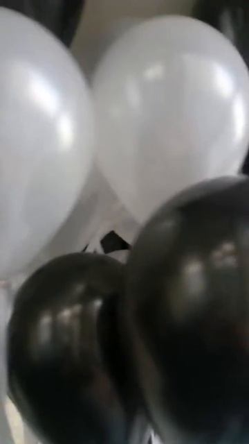 Черные и белые воздушные шары