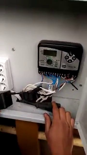 Криворукий электрик перевесил контроллер автополива