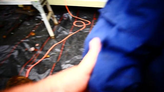 Вставляем окно в курятник.