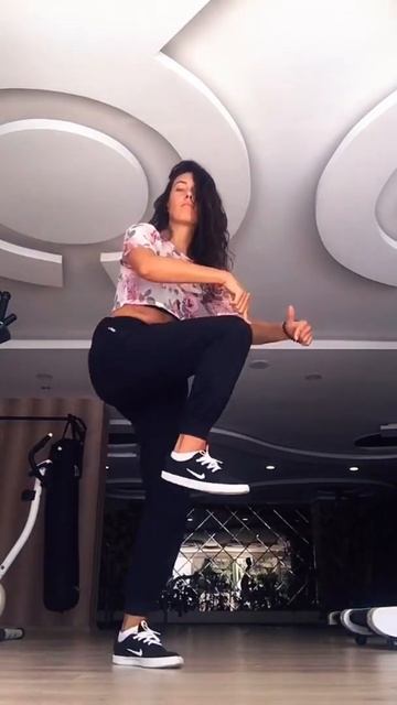 Как танцевать в клубе?! Простые танцевальные движения. How To Dance In The Club. Easy Move