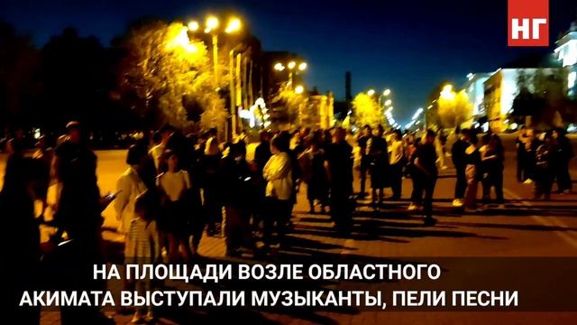 Осенний фестиваль - Музыканты поют вечером на площади в Костанае