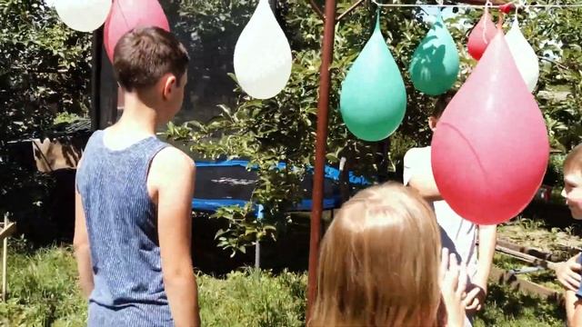 ✅Наполнили воздушные шарики с водой и бросались. Капитошка.