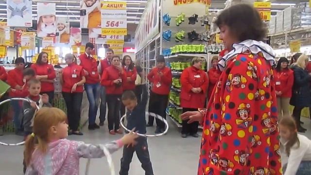 Активные игры детей с клоуном на праздновании дня рождения гипермаркета 