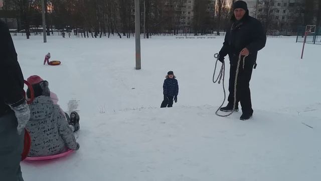 Снежная горка в радость детворе. Канал Сеньор Арсений