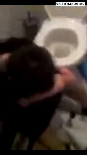 бреют висок пьяному товарищу на вписке