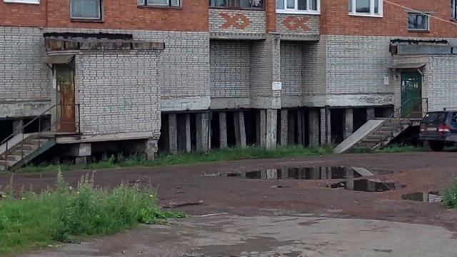 Воркута. Пятиэтажки на сваях. Заброшенные пятиэтажки. Вокзальная улица. Россия, Республика Коми.