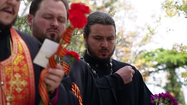 Заупокойная молитва в Алуште у могилы неизвестного солдата на 9 мая