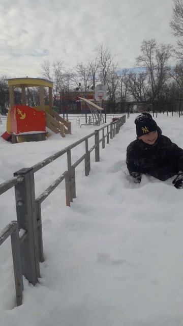 За окном снежок пошла. #memes