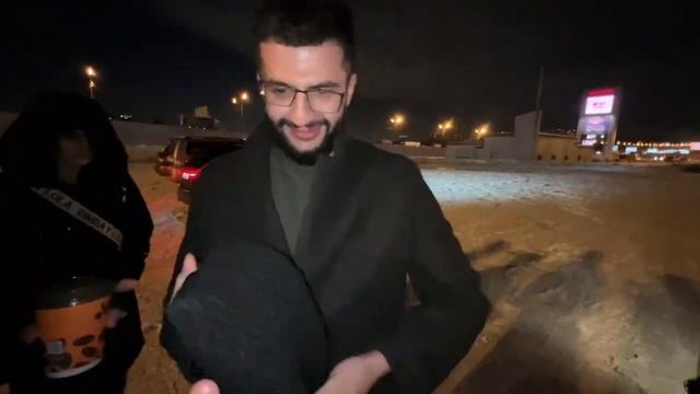 Бедолаге шапку дали