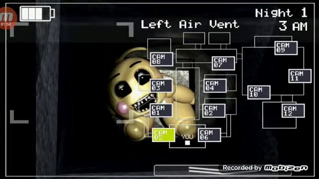 Чика убивает охранника и кладет в костюм чики