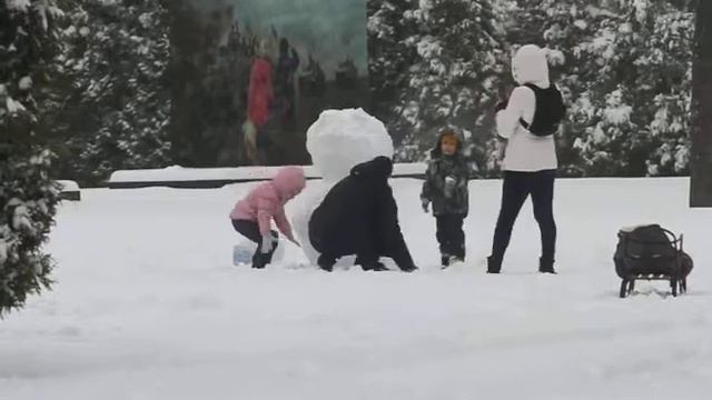 В Днепре на Аллее Героев лепят снеговиков