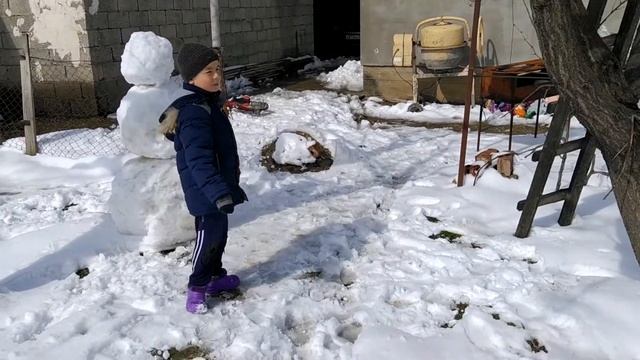 Слепили снеговика пока не растаял снег