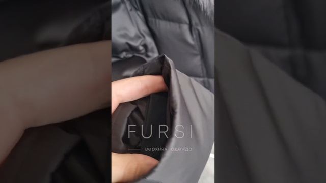 Видеообзор Пуховик короткий черный с мехом чернобурк?