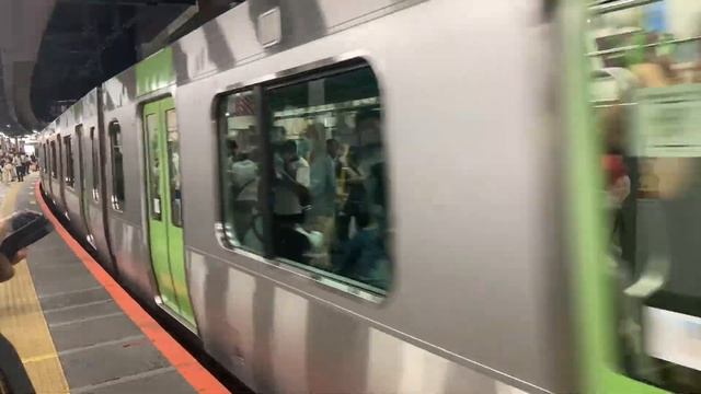 24.09.2023 года.Прибытие электрички линии Яманоте на станцию Сибуя.