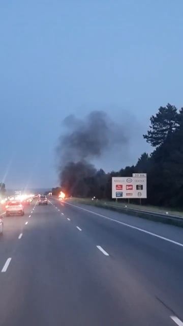 Машина сгорела дотла