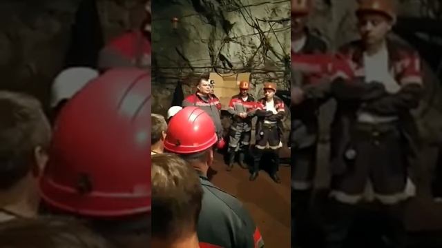 Юрий Корявченков беседует в Кривом Роге с шахтерами под землей