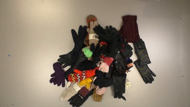 лот 1388 Перчатки э+к (4 кг, 58 шт, 3000 руб, 52 руб\шт)