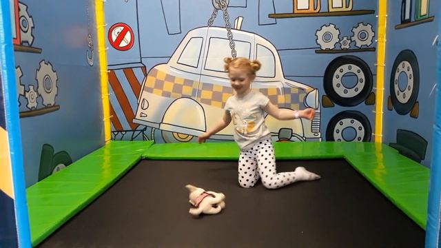 Милана играет в детском развлекательном центре