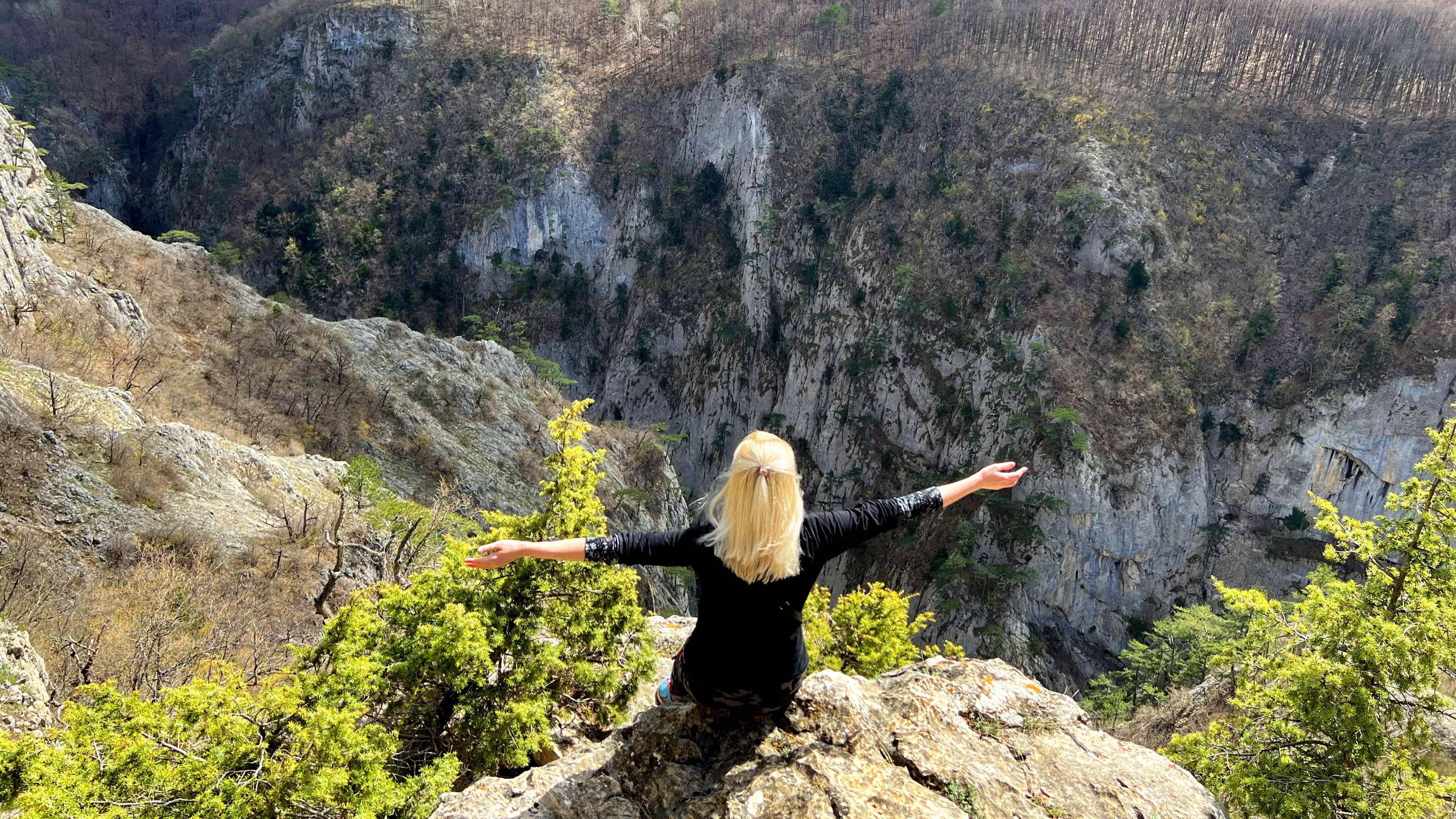 Большой каньон Крыма. Цветение ирисов и закат на горе Крокодил.