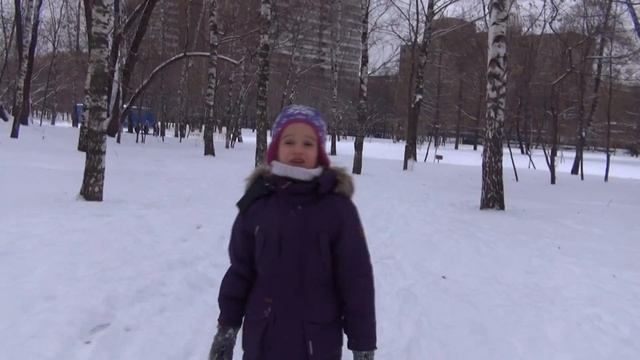 Ульяна Андрейковская лепит первые снежки и поёт песенку 