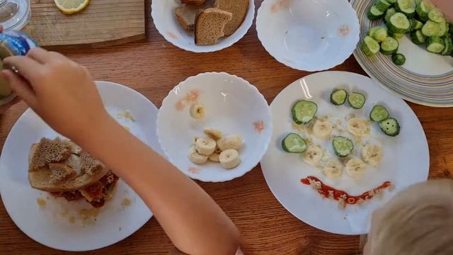 София и Жанна угощают доктора Герольда