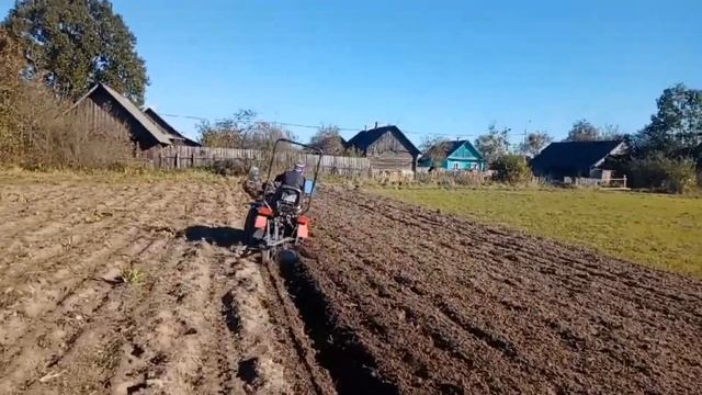 Осенняя пахота. Миник МТЗ 112Н-01 + самодельный, двухкорп?