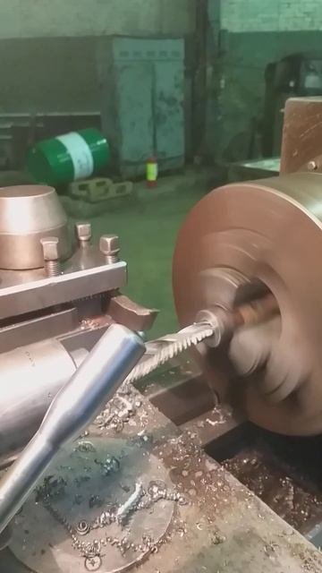 токарный станок 16к20. сверлим деталь.дня нарезки резьб?