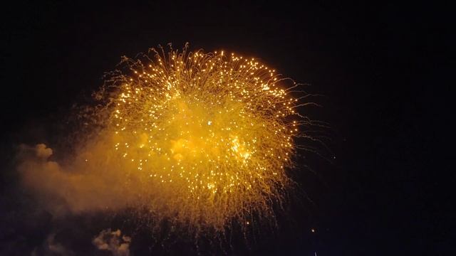 Салют в честь дня победы на поклонной горе.