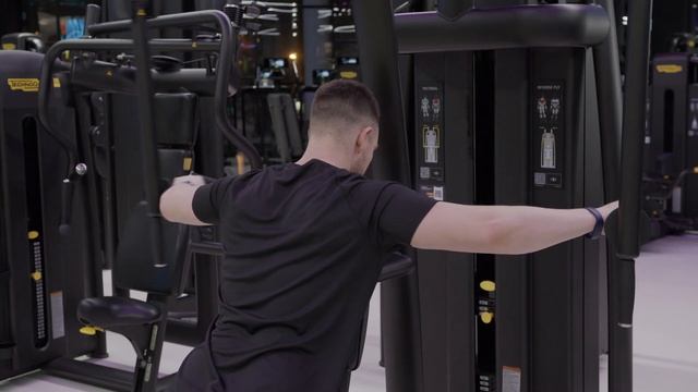 Задние дельты в тренажере Бабочка