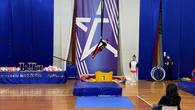 Галя Пашетова - Микки Маус . Стропы . воздушная гимнаст?