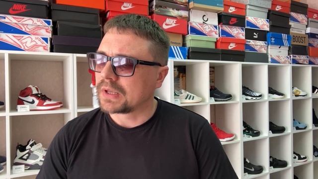 Перепродажа оригинальных кроссовок. Где купить и стои