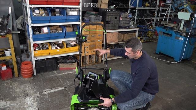 Аккумуляторный снегоуборщик.