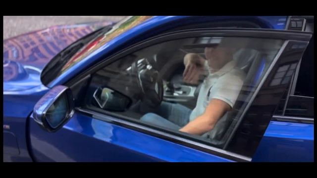 Красная куртка приехал.