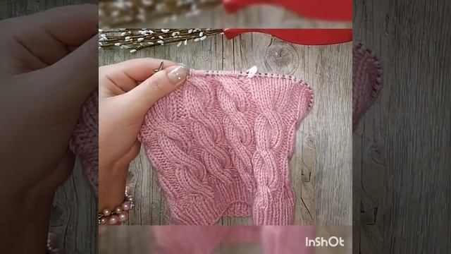 Шапка вязанная спицами , узором коса.