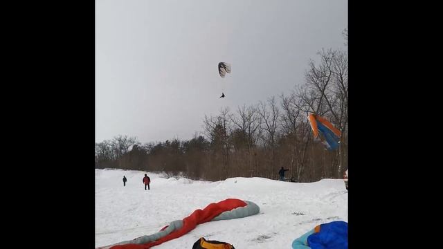 Удачно пробился на параплане против усилившегося ветра