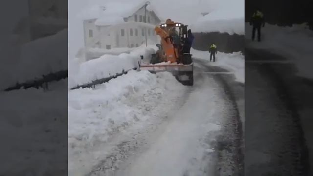 Фронтальный погрузчик VENIERI VF 7.63. Работа с роторным сне?