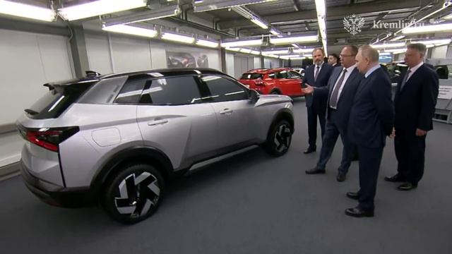 Новые подробности о новом кроссовера Lada, который показали Путину