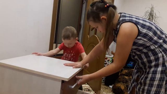 КОШКА НАШЛА СВОЕ МЕСТО / НЕ ХОЧЕТ ВЫЛАЗИТЬ ИЗ ТУМБОЧКИ