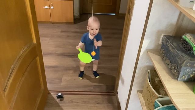 Играем в лягушку (мячик и ракетка) Ребенок 1,3 года